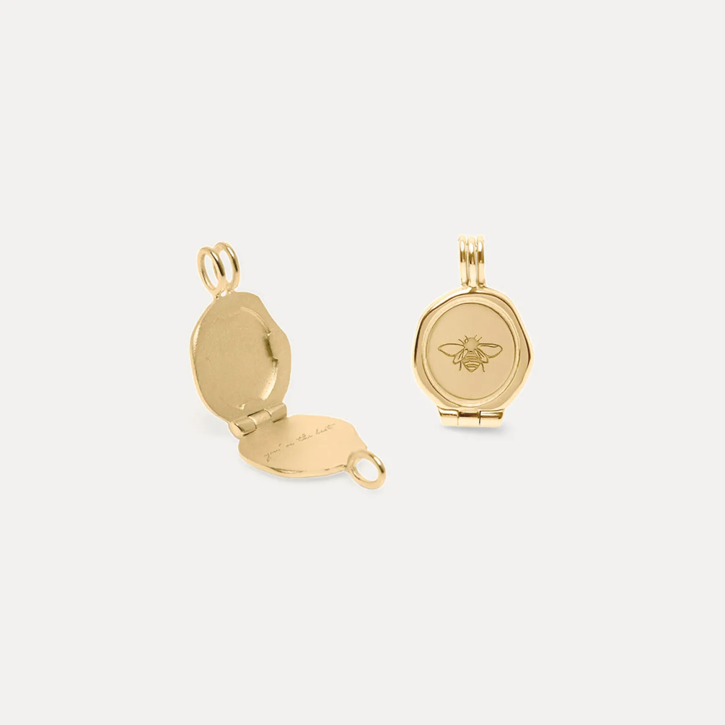 Shop STILNEST Honey Bee Seal Medaillon Anhänger | 585 Gold