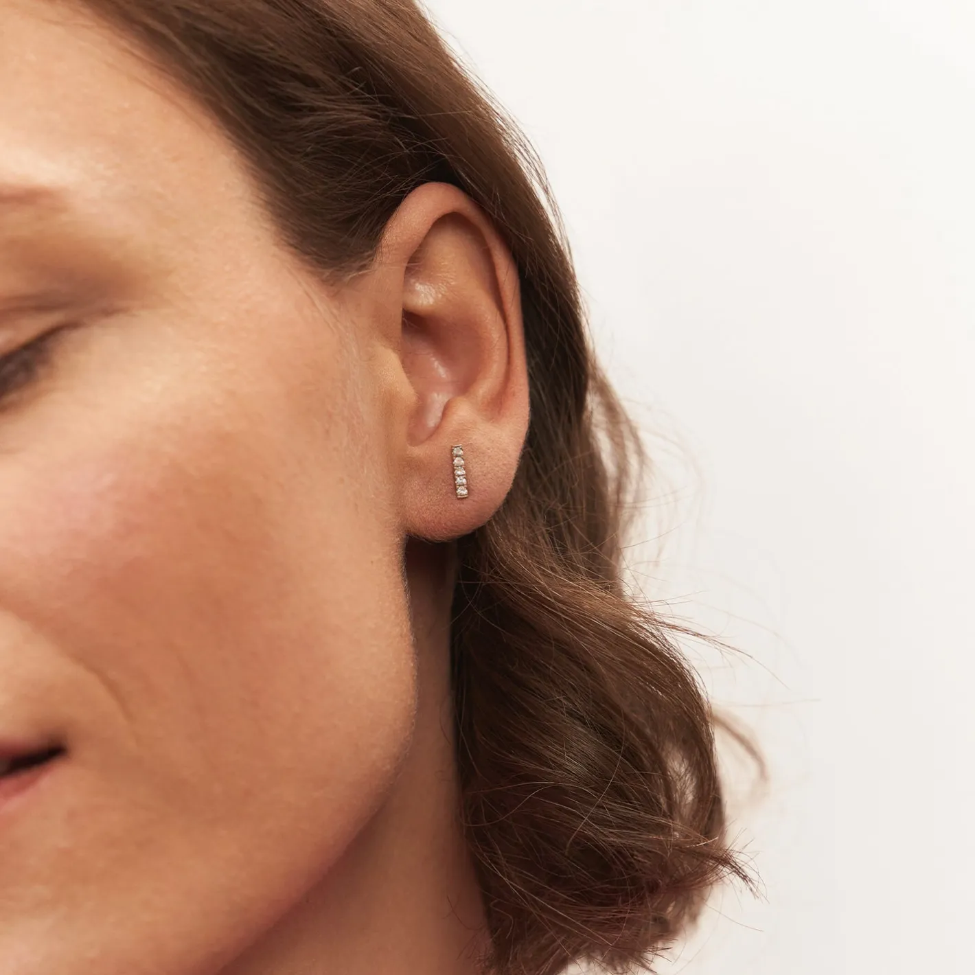 Shop STILNEST Weißer Saphir Pavé Bar Ohrstecker Ohrringe - Single | 585 Gold